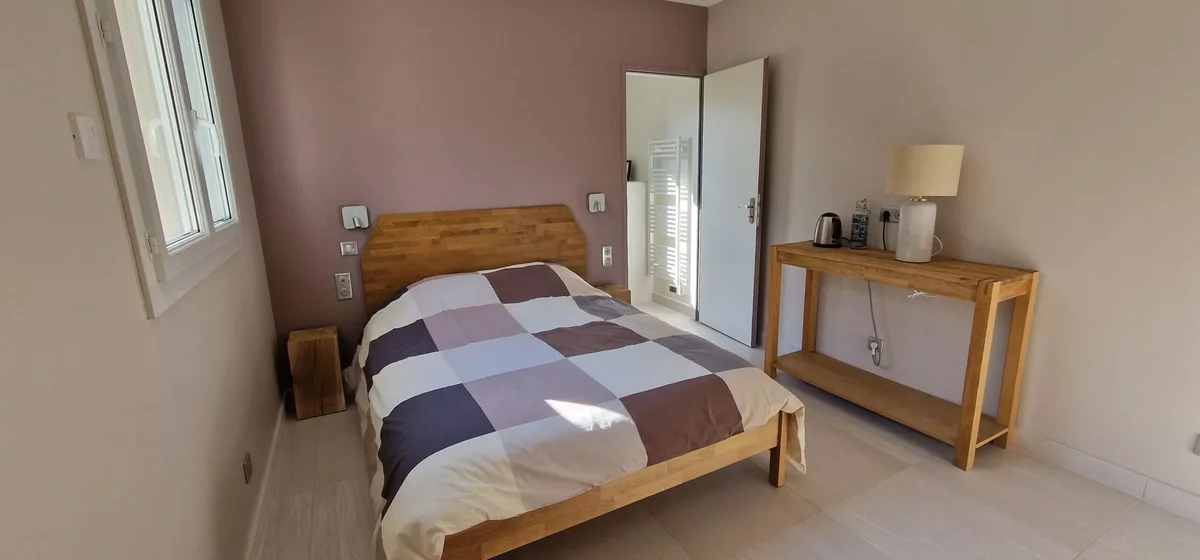 La Suite — chambre avec lit double et salle d'eau privative